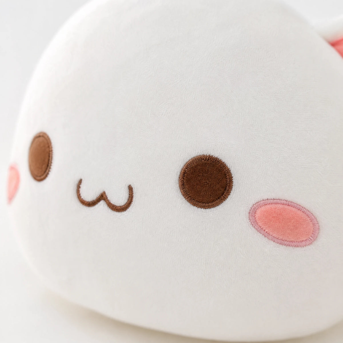 Kawaii Cat Plush White Lying Down with Adorable Face - Détail matière