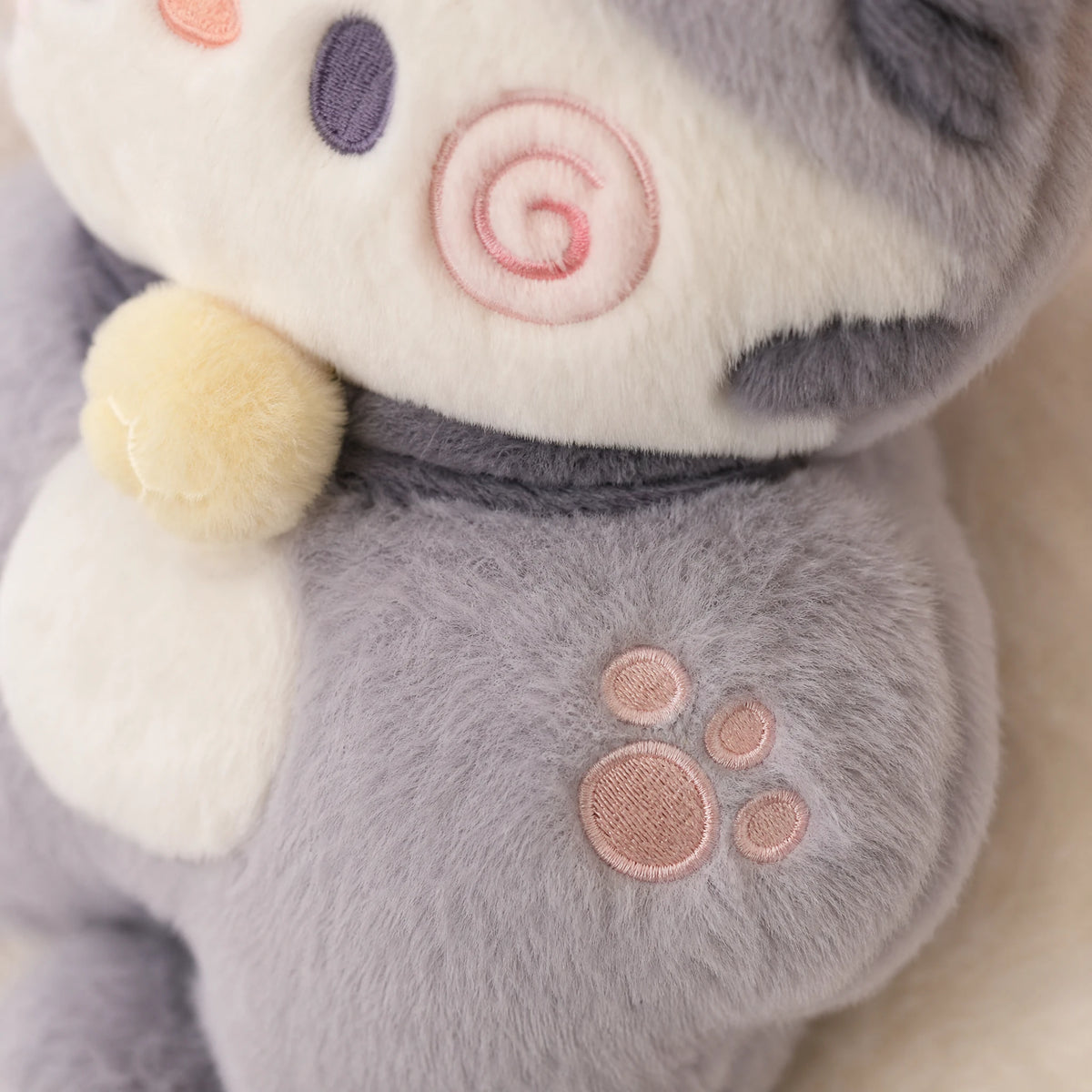 Kawaii Cat Plush with Bell Collar - Fluffy Pastel Design - Détail matière