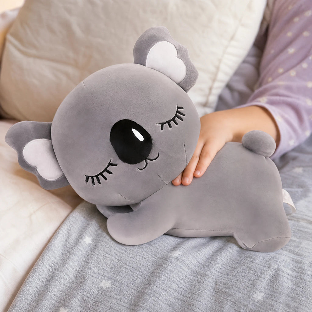 Koala Plush Pillow with Embroidered Face in Gray - Utilisation du produit