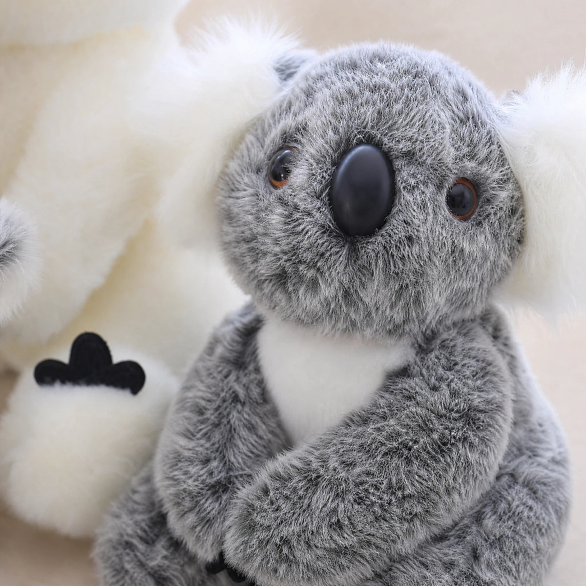 Koala Plush Toy Family in Grey and White - Détail matière