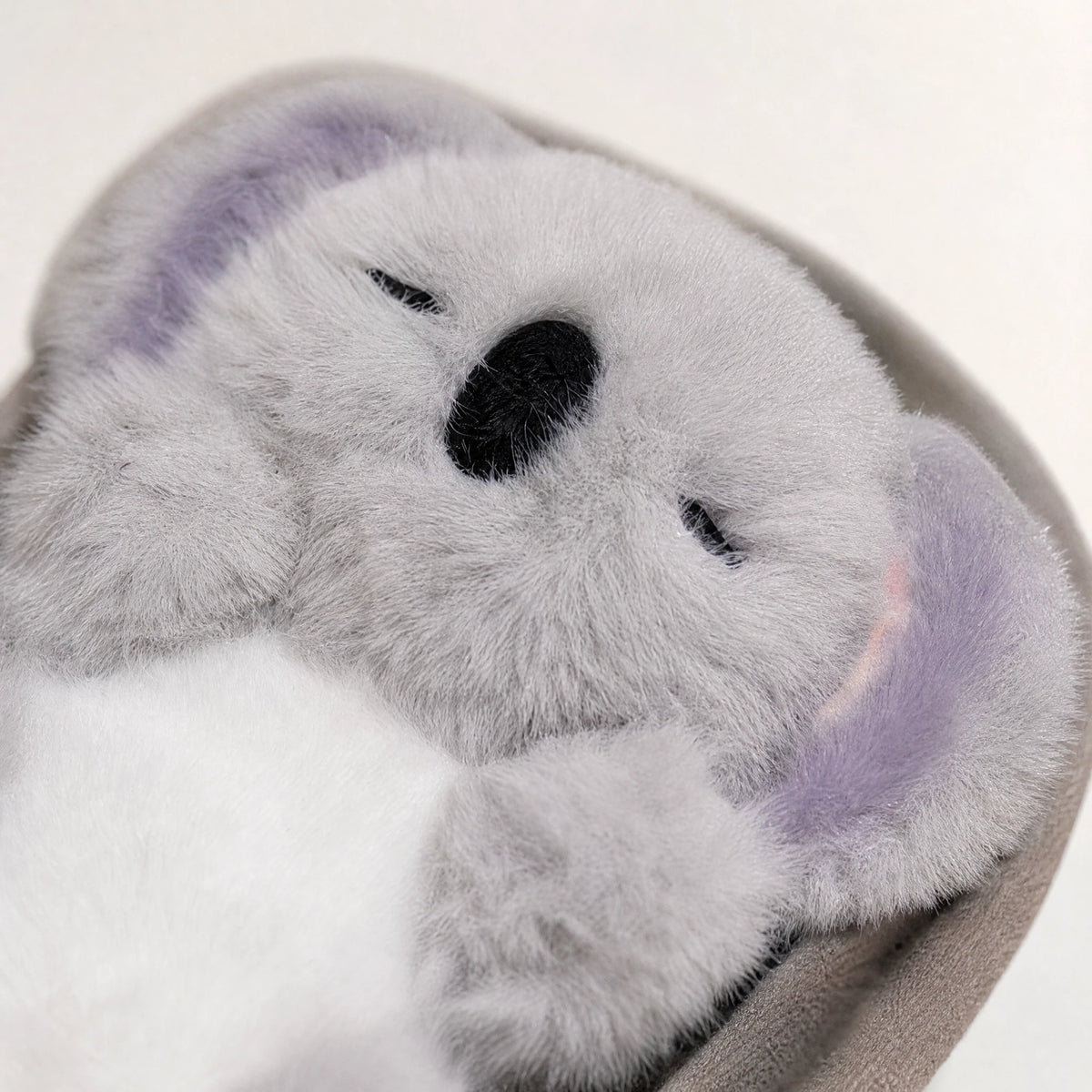 Koala Plush with Soft Gray Fur and Embroidered Features - Détail matière