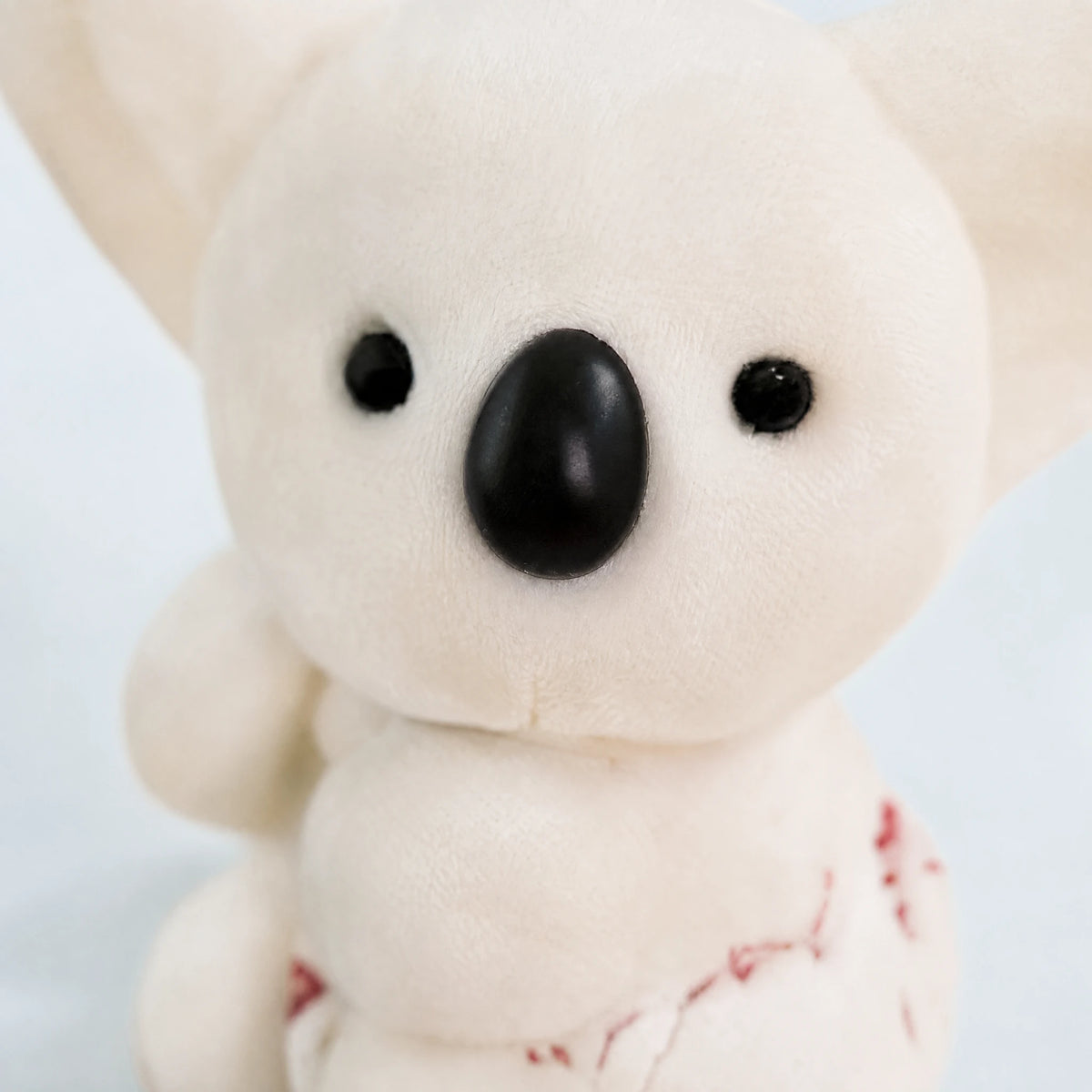 Koala Stuffed Animal – White Kawaii Plush with Soft Fur - Détail matière