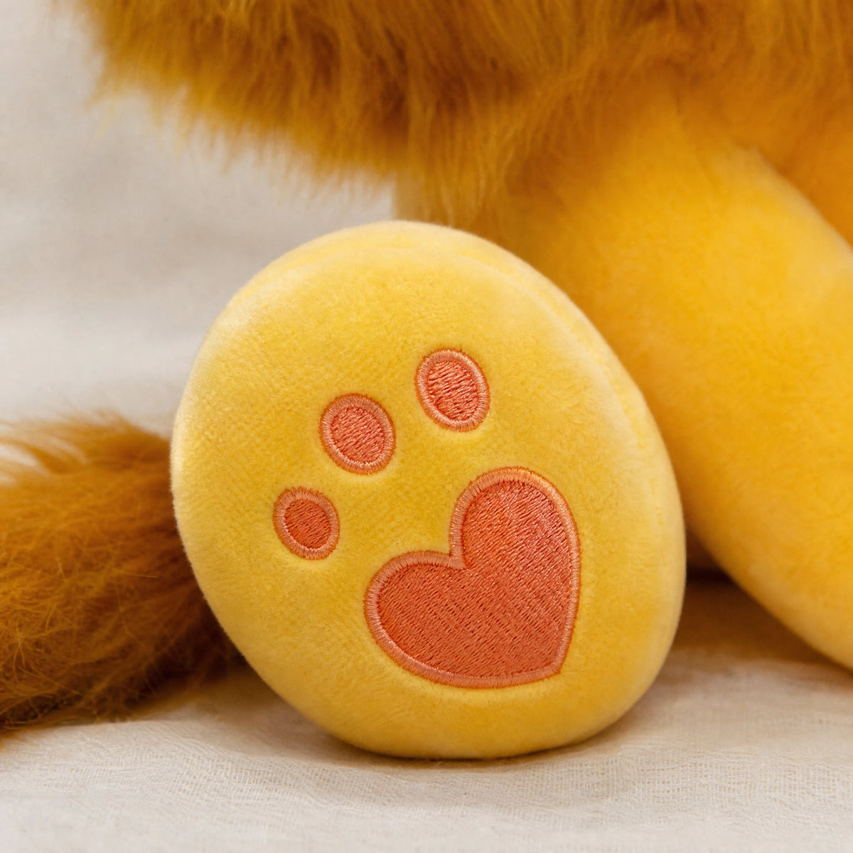 Lion Plush Toy with Fluffy Mane and Embroidered Paws - Détail matière