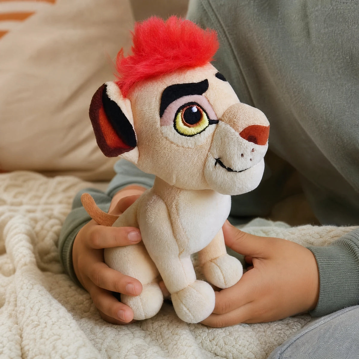 Lion Plush with Red Mane and Embroidered Details - Utilisation du produit