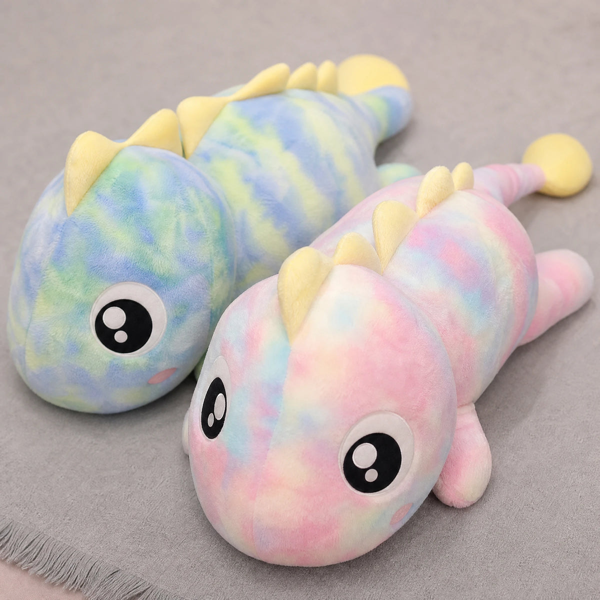 Lizard Plush Toy with Rainbow Tie-Dye Pattern - Détail matière