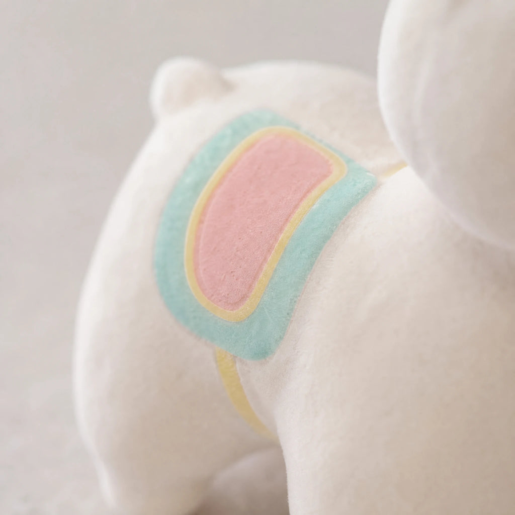 Llama Plush with Rainbow Saddle and Gentle Smile - Détail matière