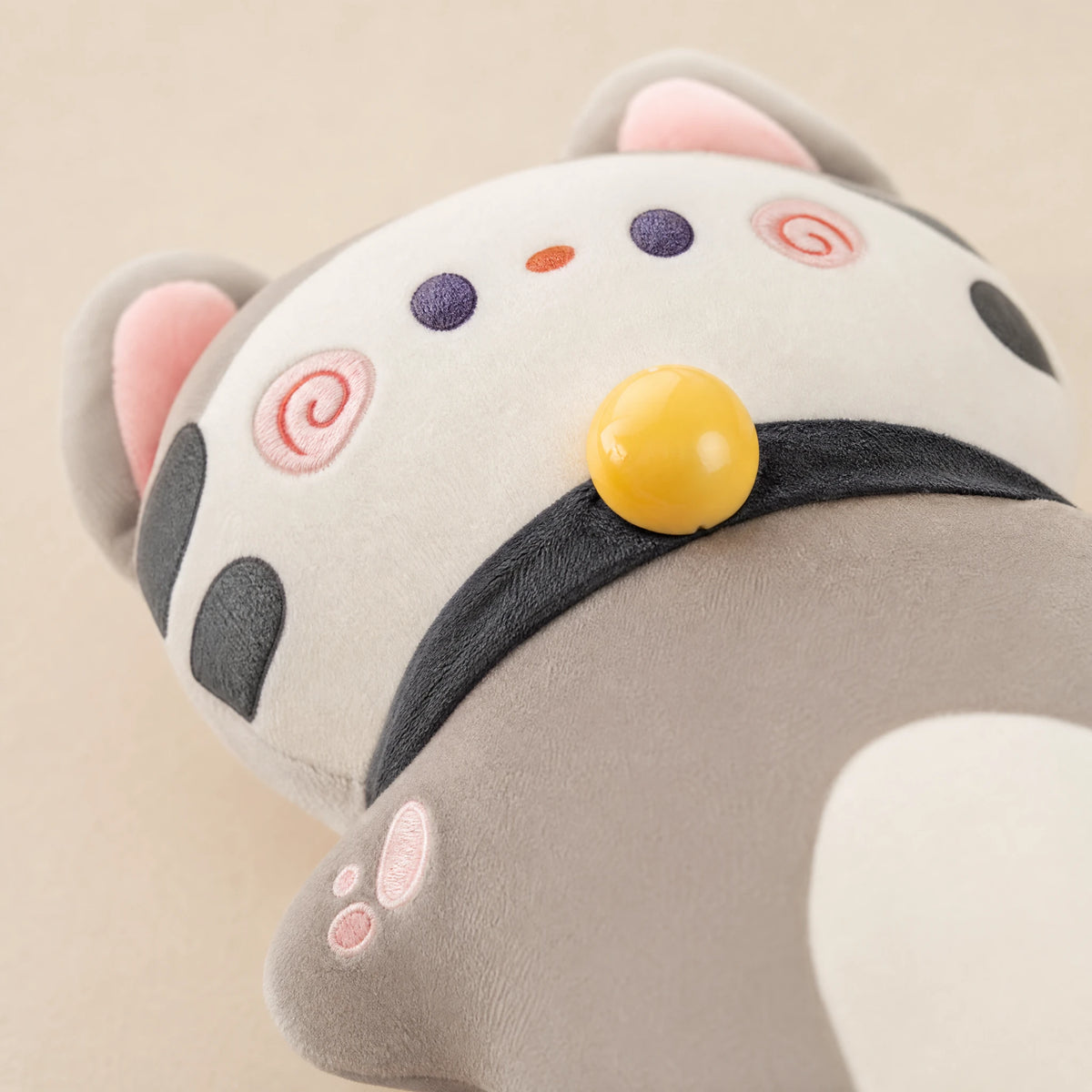 Long Cat Body Pillow with Removable Collar and Paw Details - Détail matière