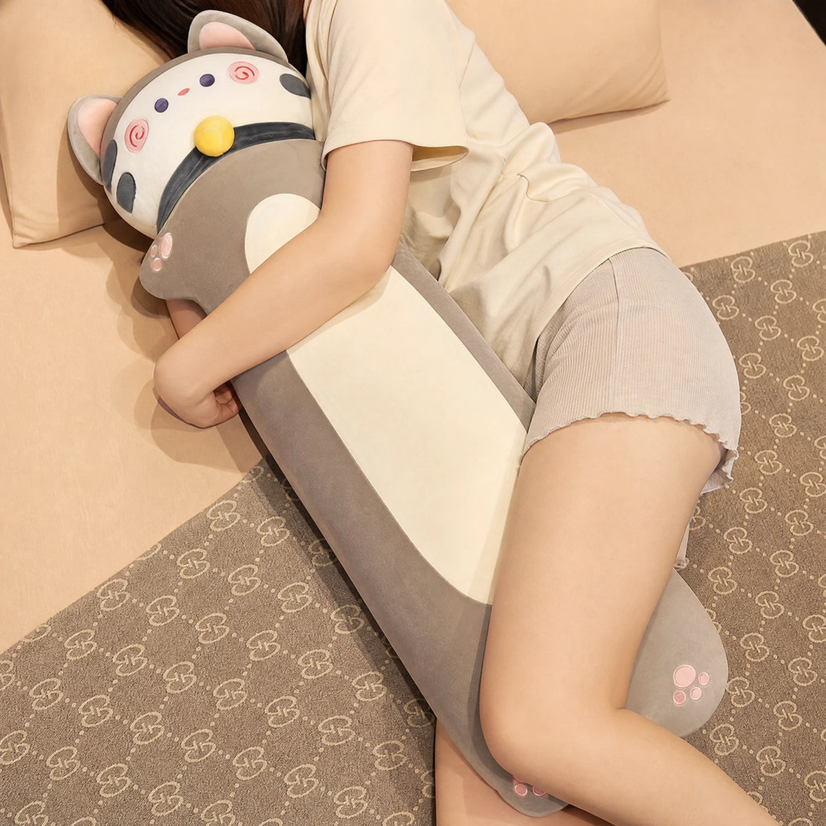Long Cat Body Pillow with Removable Collar and Paw Details - Utilisation du produit