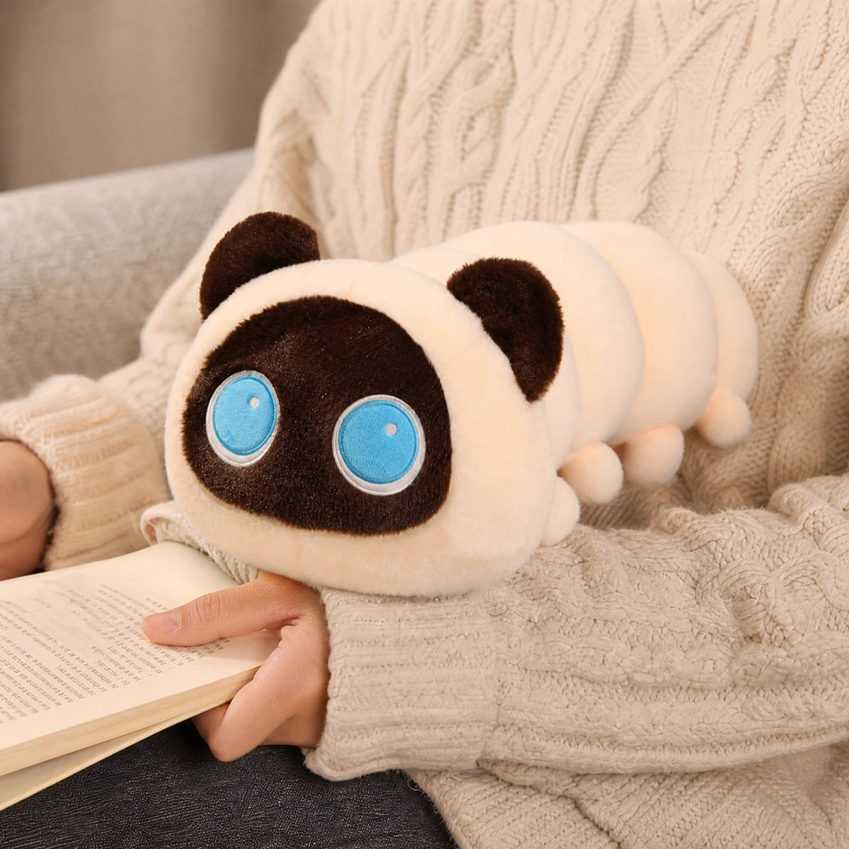 Long Cat Plush with Segmented Body and Blue Eyes - Utilisation du produit