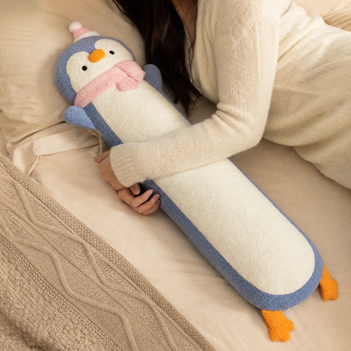 Long Penguin Plush with Soft Fluffy Body and Scarf - Utilisation du produit