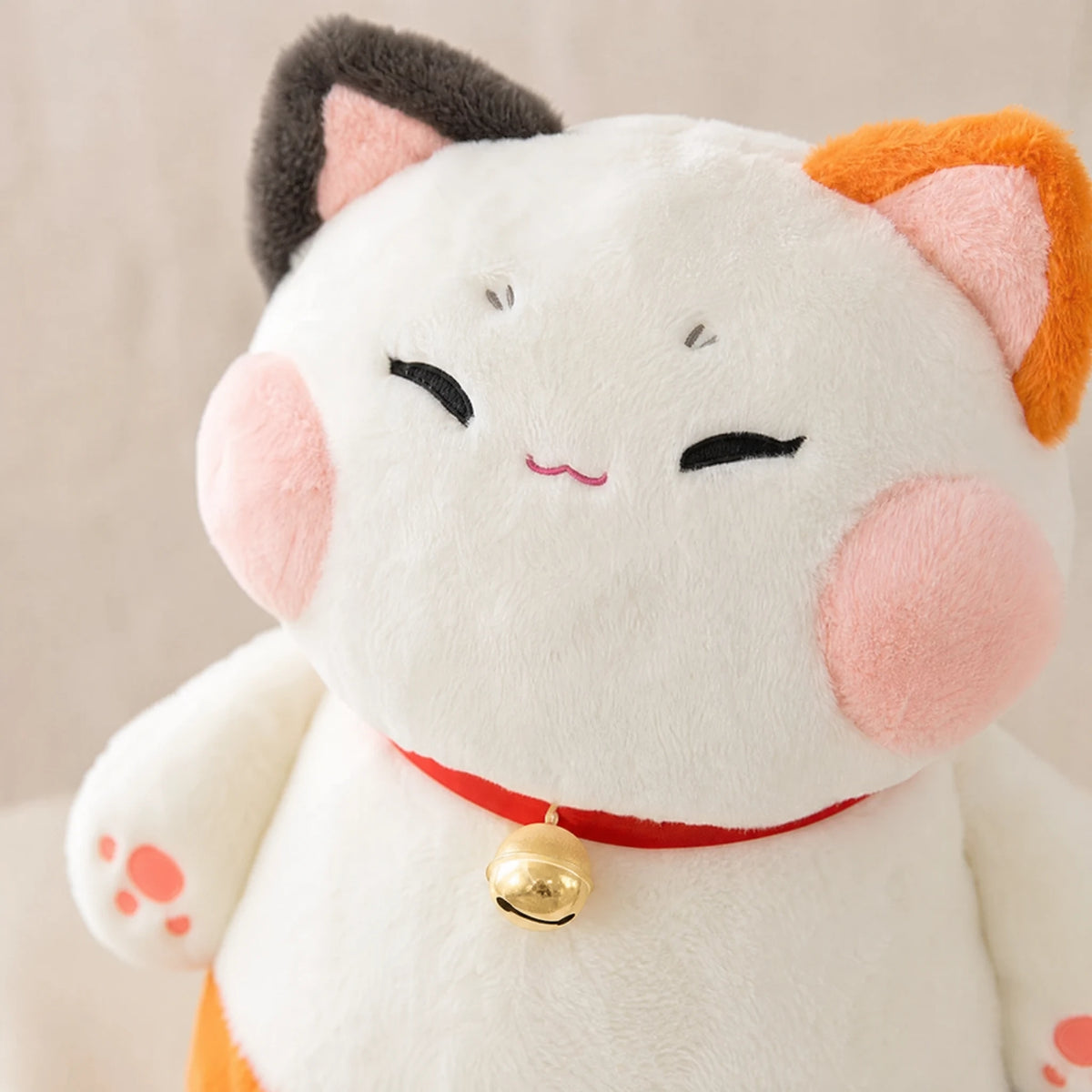 Lucky Cat Plush with Bell and Tricolor Design - Détail matière