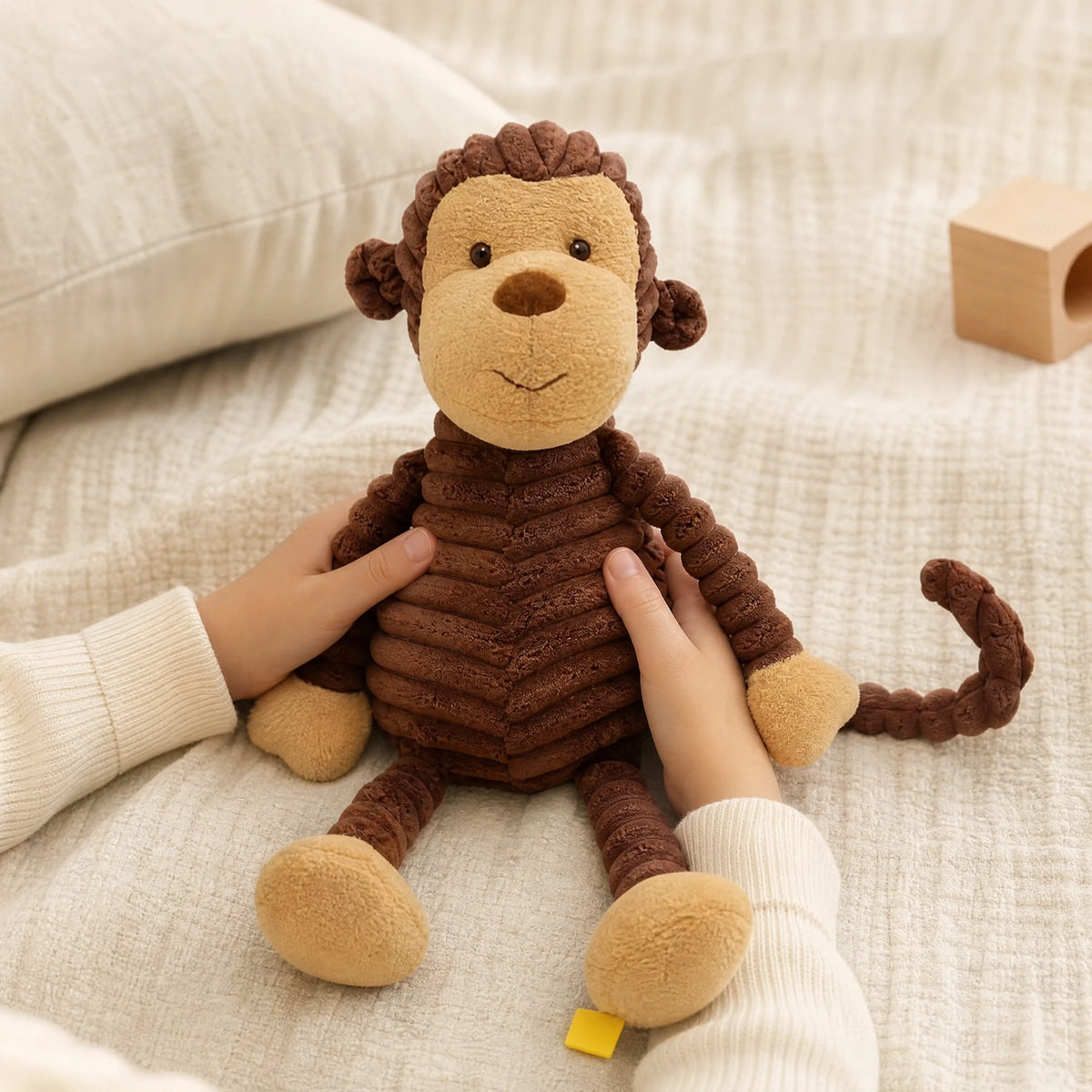 Monkey Plush with Corduroy Texture and Cuddly Design - Utilisation du produit