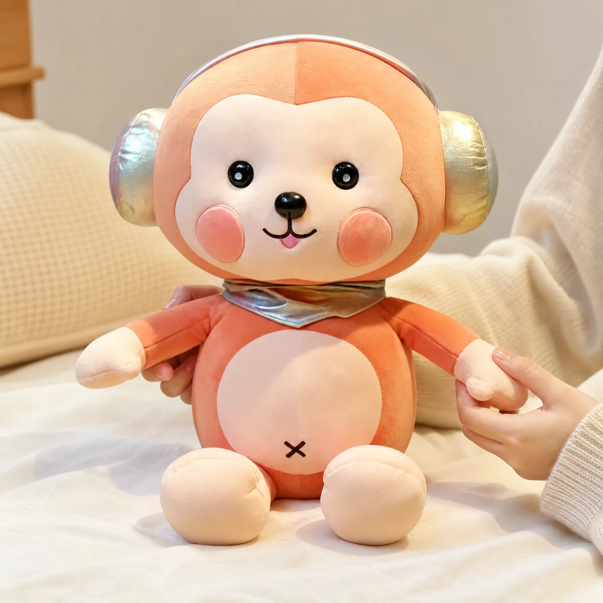Monkey Plush with Iridescent Ears and Scarf - Utilisation du produit