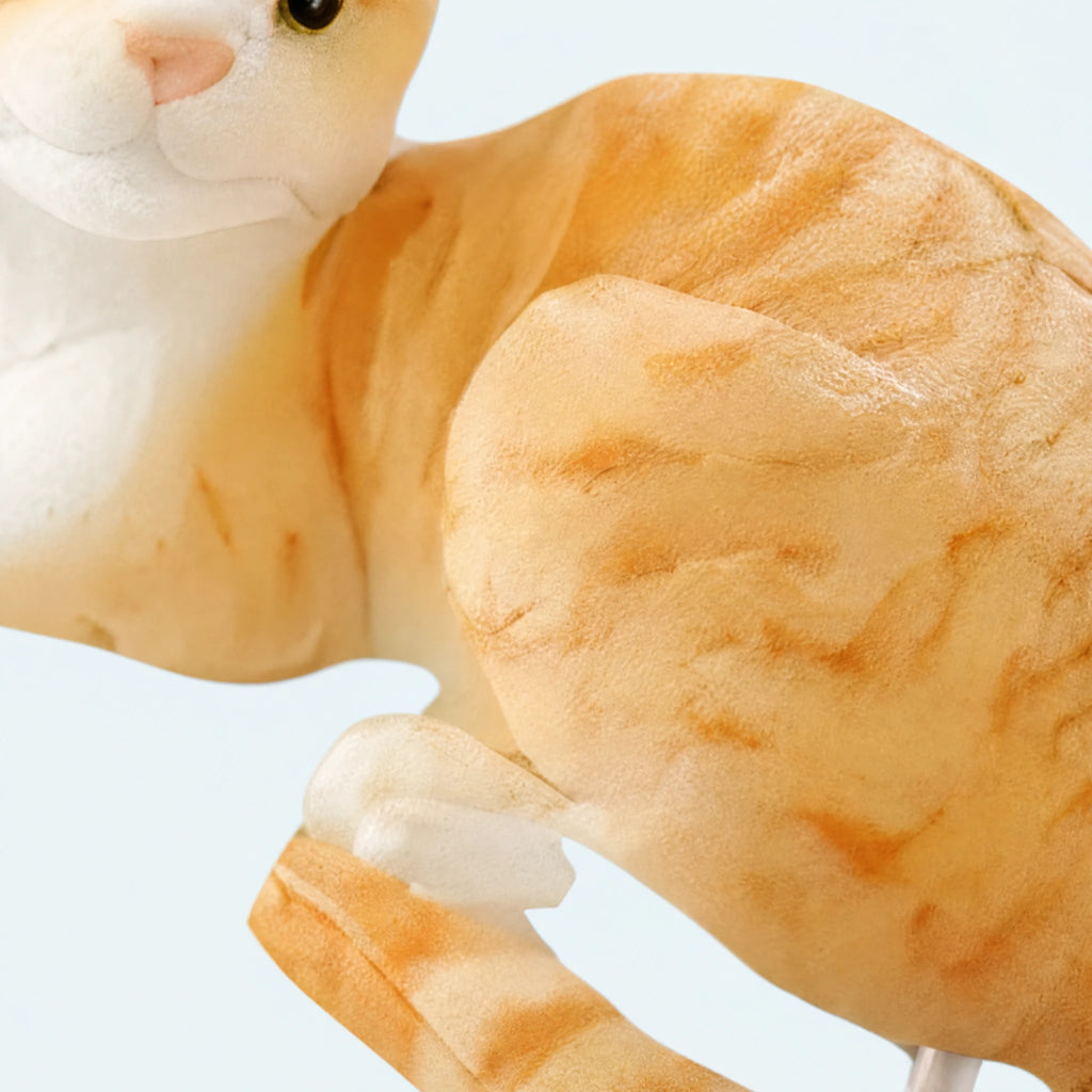 Orange Tabby Cat Plush in Lying Down Position - Détail matière
