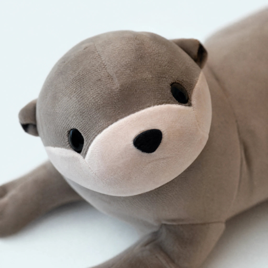 Otter Plush, Soft Gray Lying Down Design - Détail matière