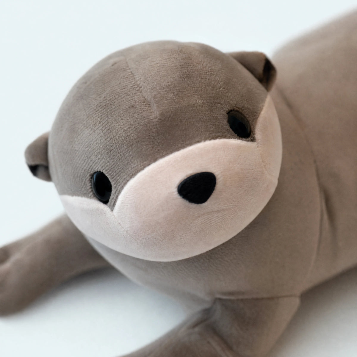 Otter Plush, Soft Gray Lying Down Design - Détail matière