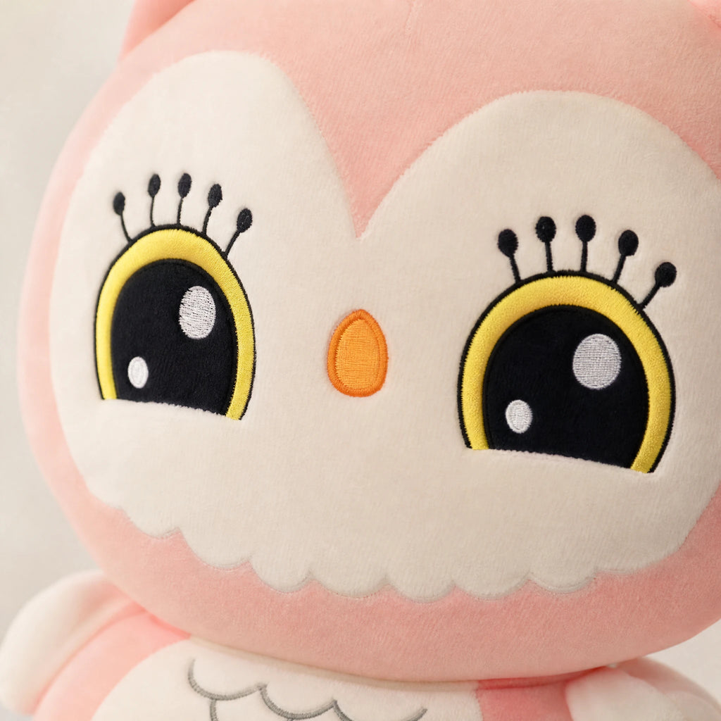 Owl Plush with Kawaii Design in Soft Pink - Détail matière