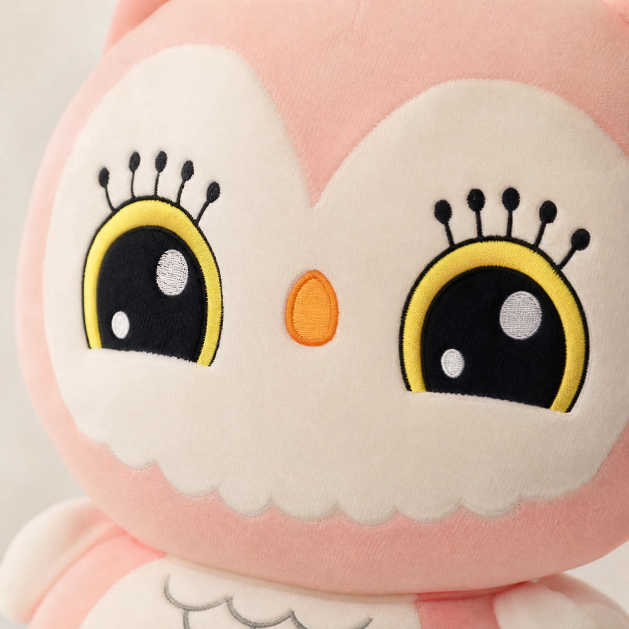 Owl Plush with Kawaii Design in Soft Pink - Détail matière