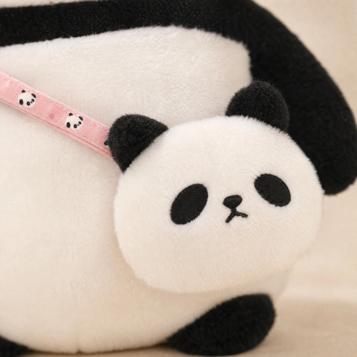 Panda Plush with Pink Bow and Baby Panda Bag - Détail matière