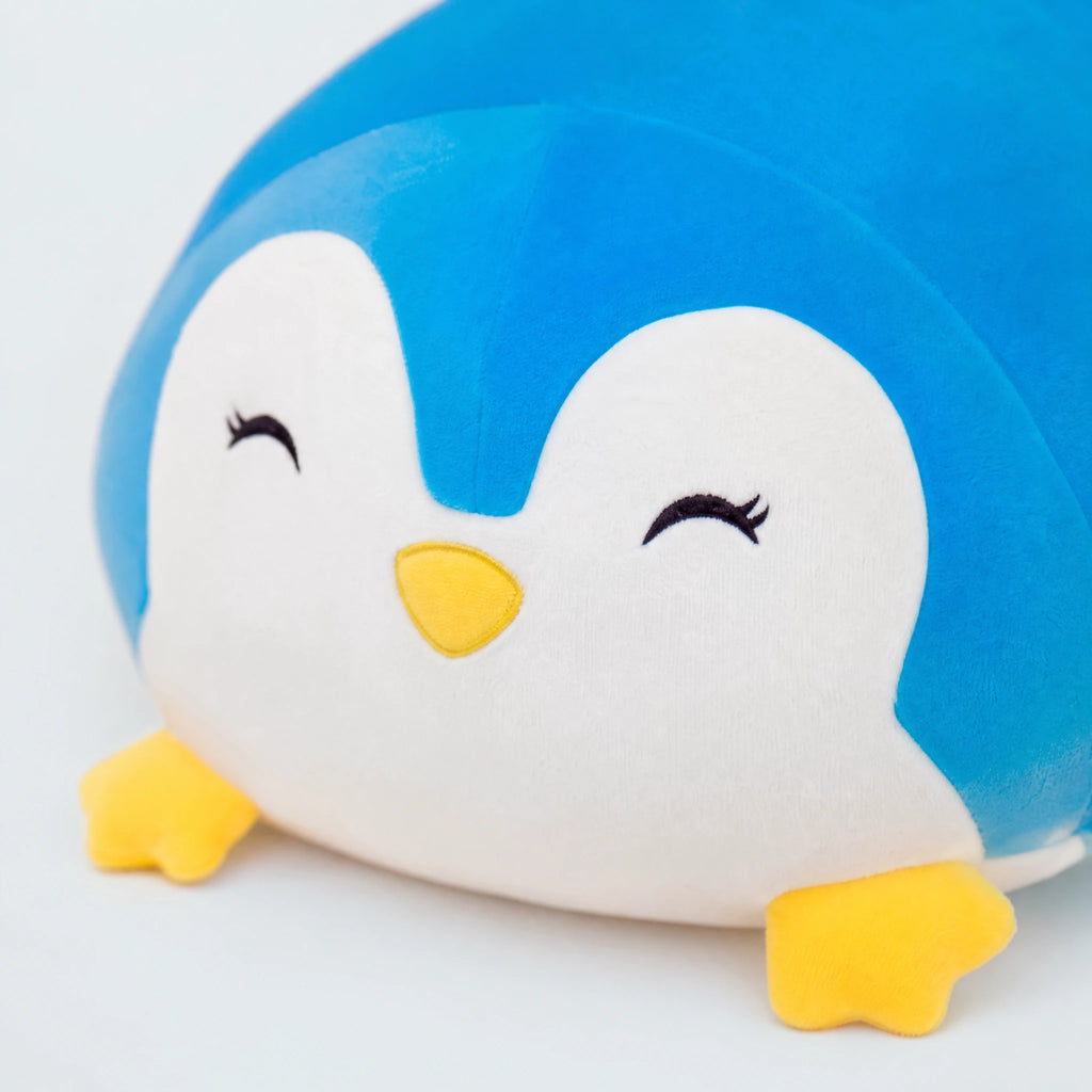 Penguin Plush Pillow with Soft Blue and White Design - Détail matière
