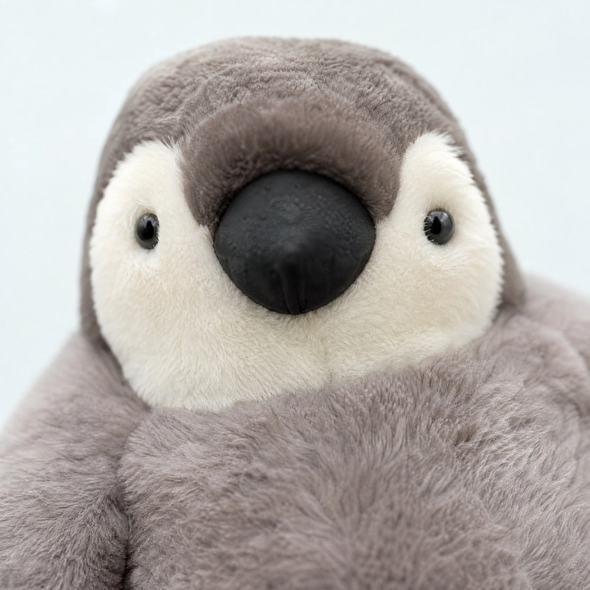 Penguin Plush with Soft Gray Coat and Black Beak - Détail matière