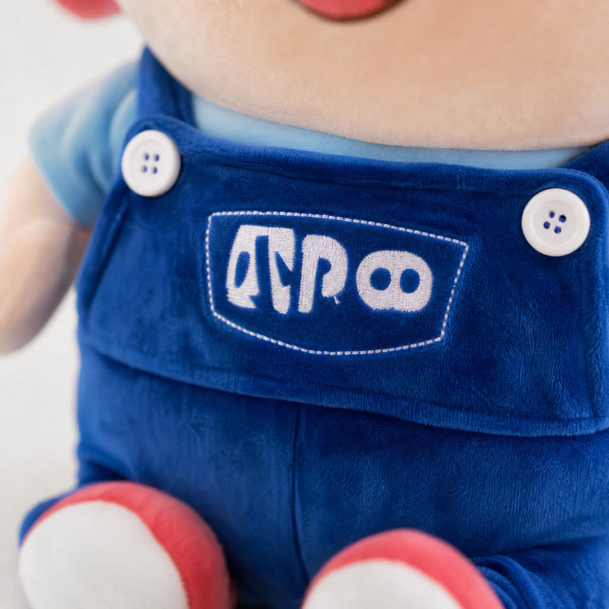 Pig Plush Toy in Blue Overalls with Cheerful Expression - Détail matière