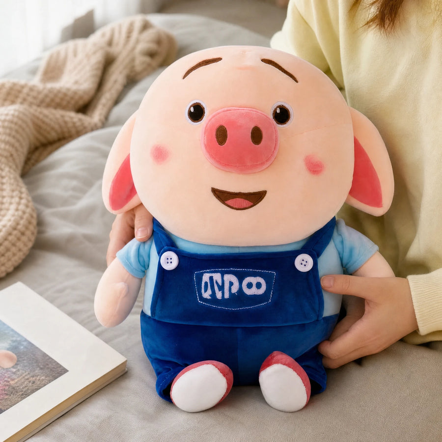 Pig Plush Toy in Blue Overalls with Cheerful Expression - Utilisation du produit