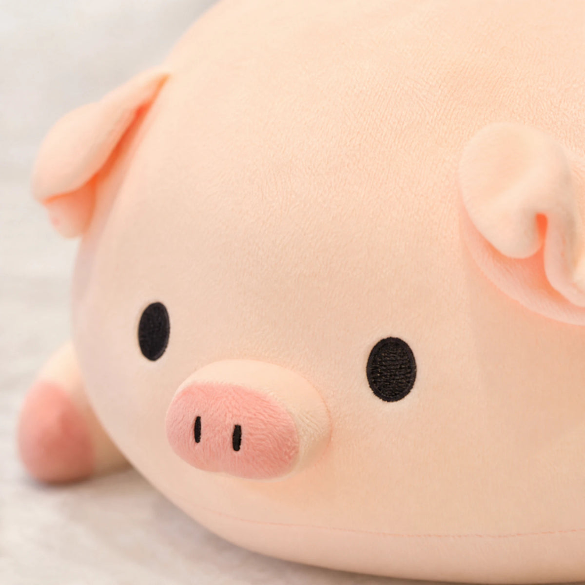 Pig Plush Toy with Round Shape and Cute Expression - Détail matière
