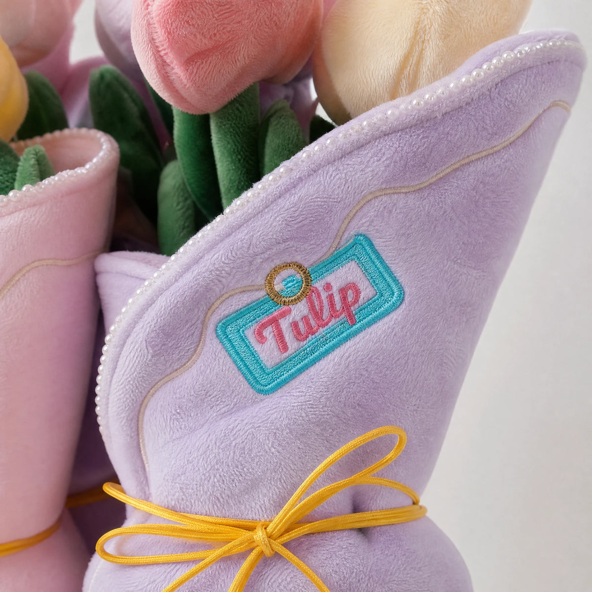 Plush Flower Bouquet with Pastel Tulips in Pink or Lilac - Détail matière