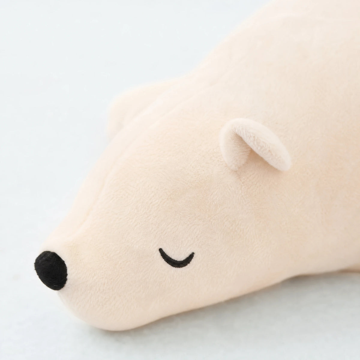 Polar Bear Plush in Sleeping Pose with Soft Cotton Fill - Détail matière