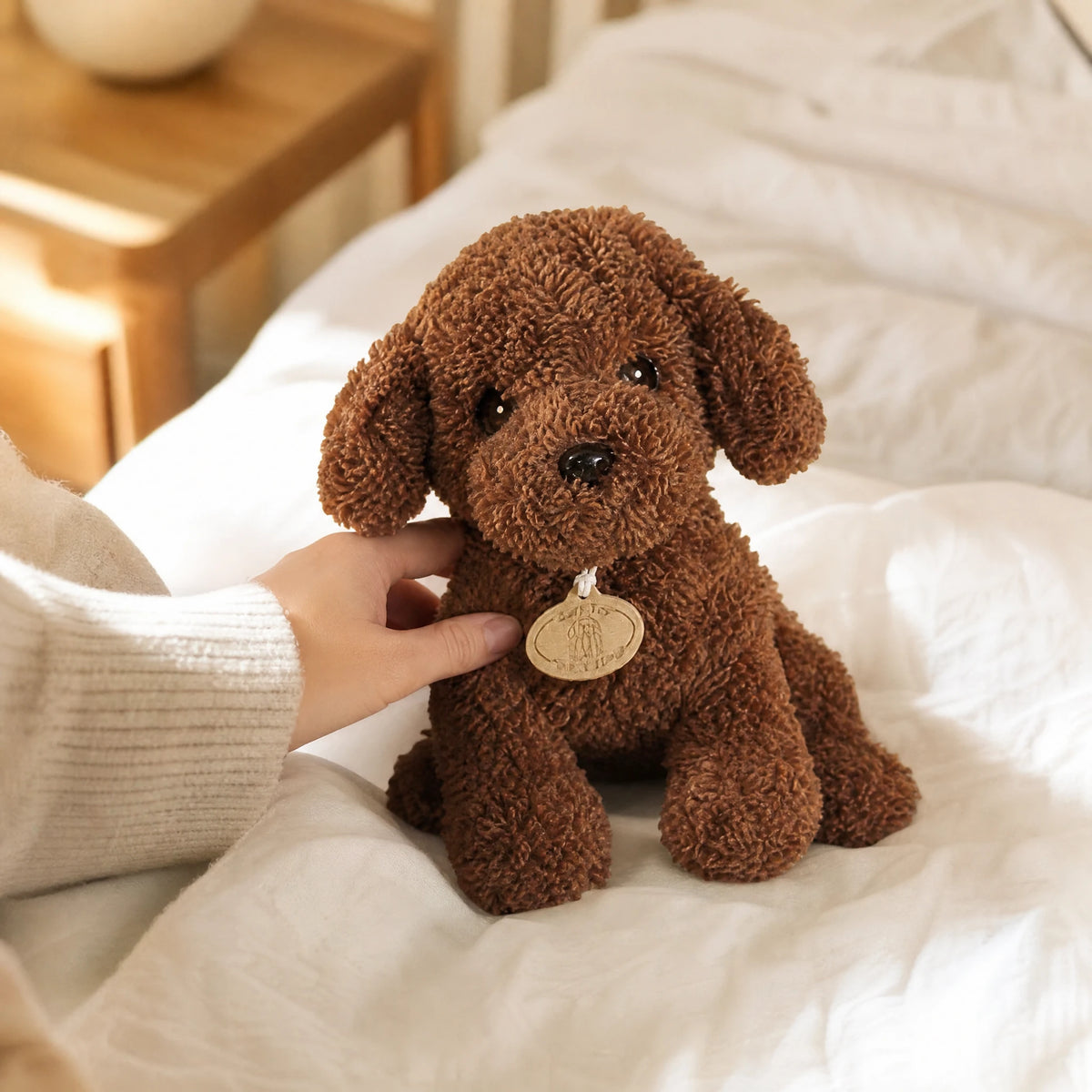 Poodle Plush Toy with Curly Brown Fur and Pendant - Utilisation du produit
