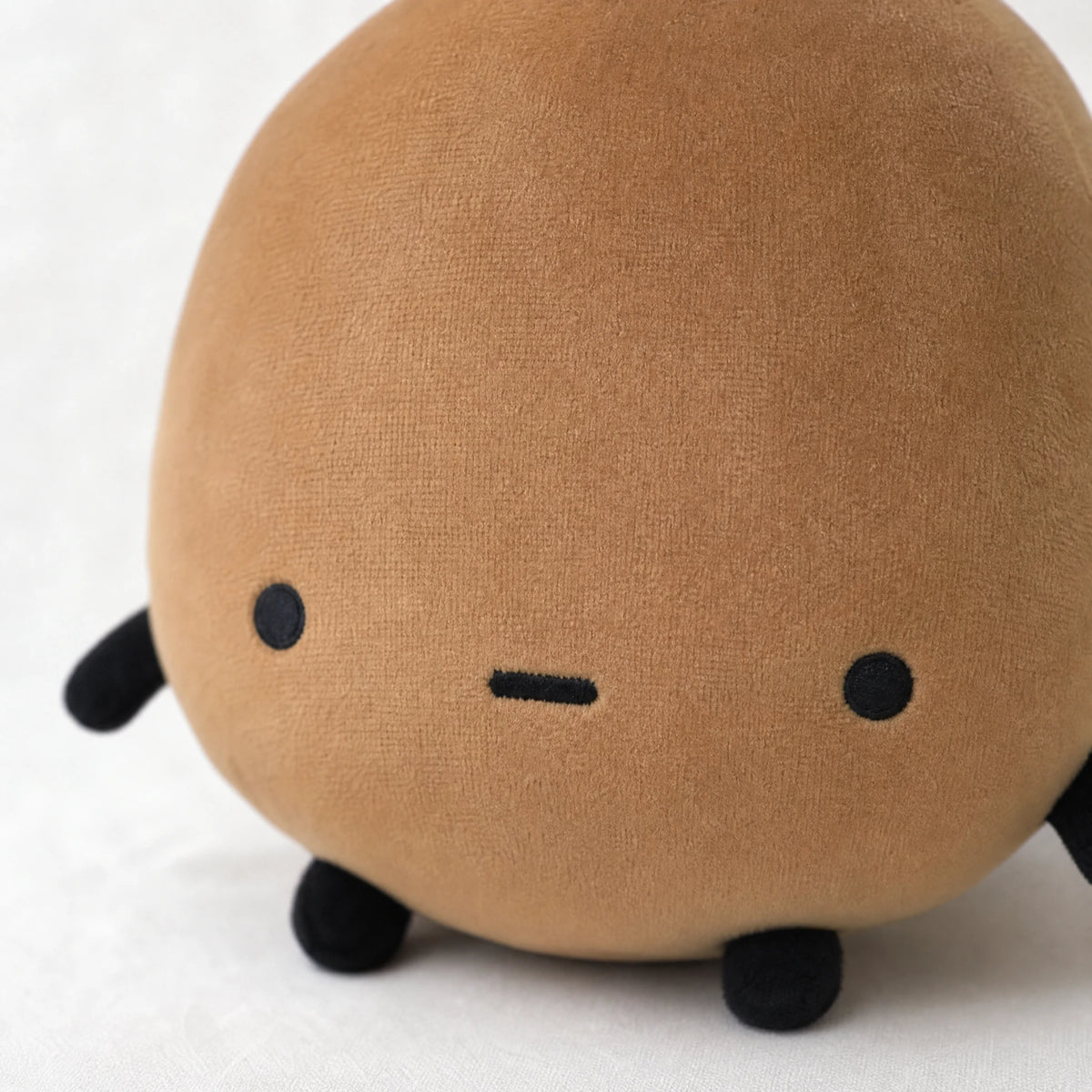 Potato Plush Pillow with Minimalist Kawaii Design - Détail matière