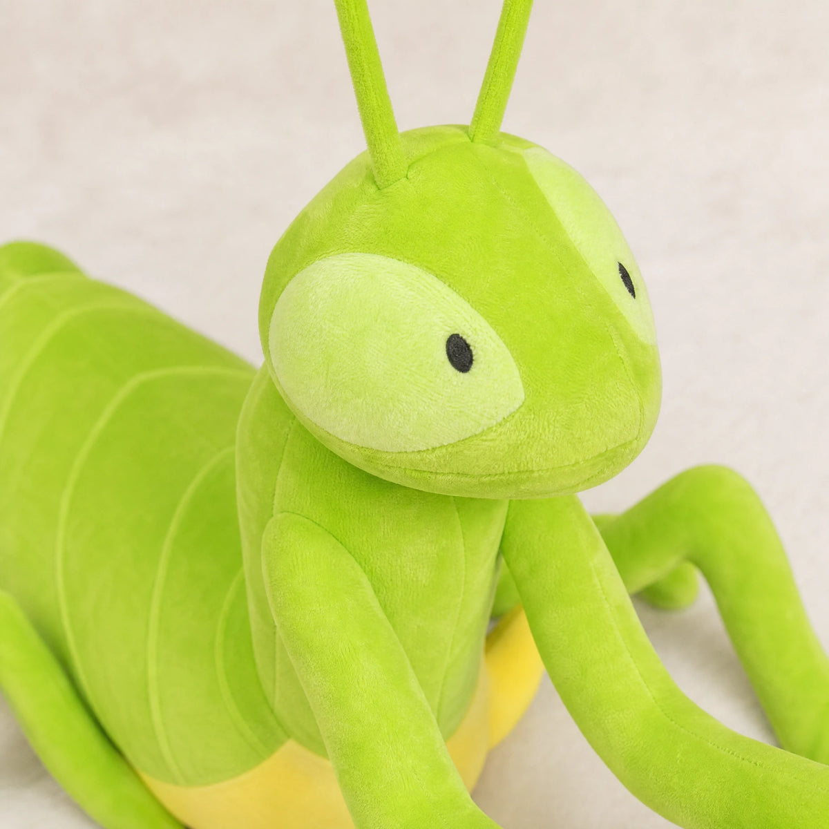 Praying Mantis Plush in Vibrant Green with Posable Limbs - Détail matière