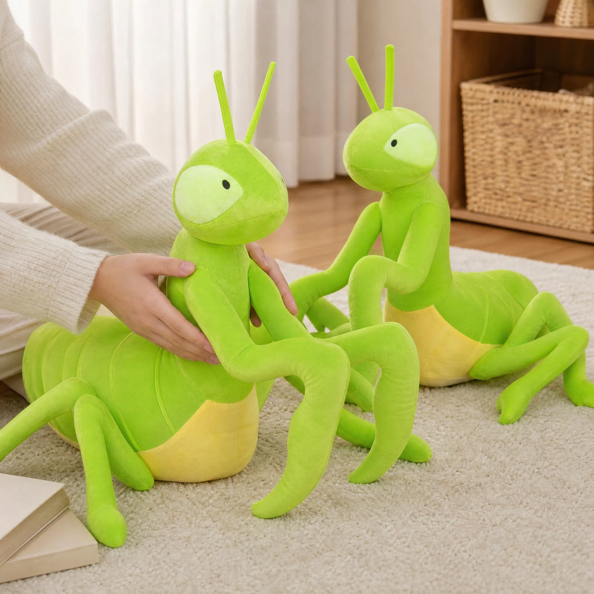 Praying Mantis Plush in Vibrant Green with Posable Limbs - Utilisation du produit