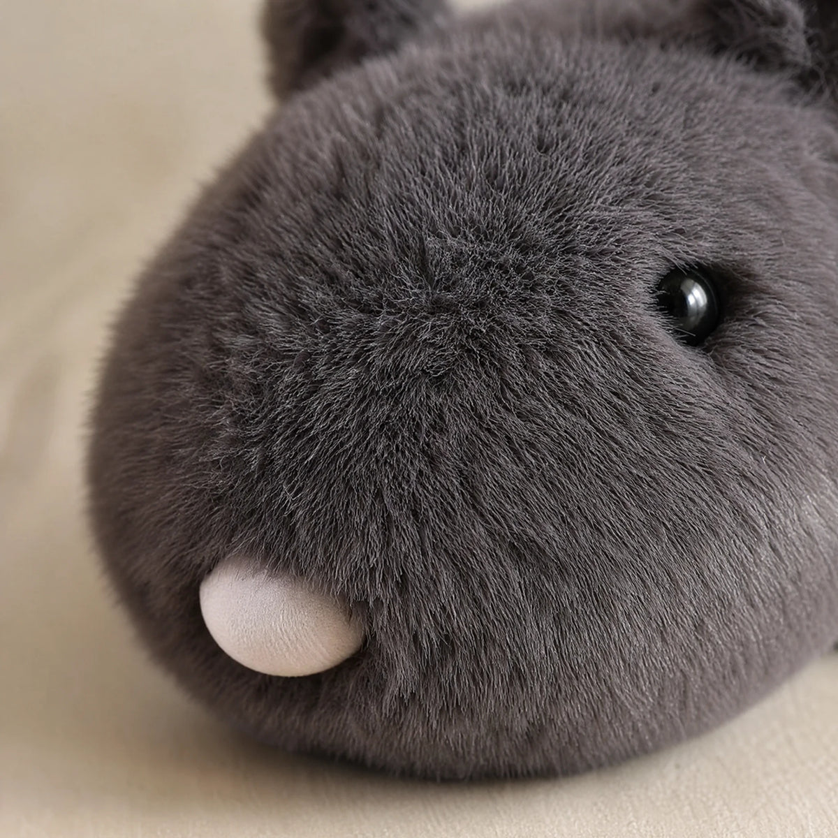Rat Plush with Dark Gray Fur and Soft Texture - Détail matière