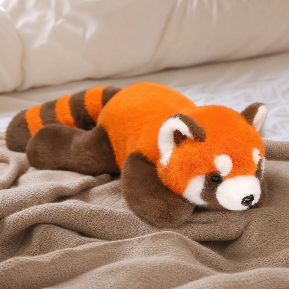 Red Panda Plush with Fluffy Tail and Soft PP Cotton Fill - Utilisation du produit
