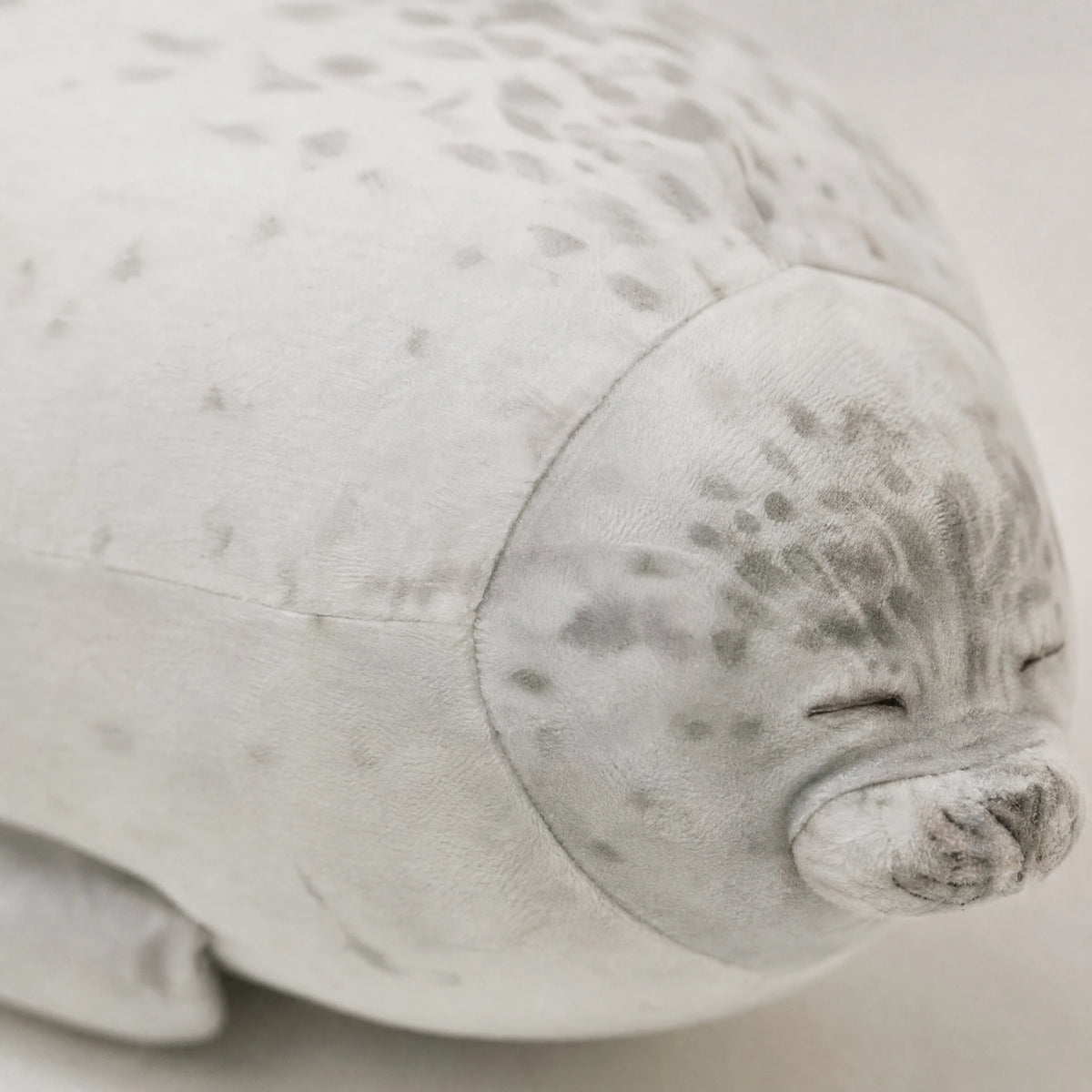 Seal Plush Pillow with Realistic Spotted Design - Détail matière