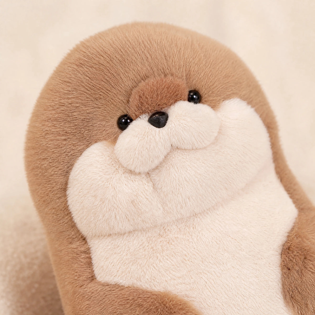 Seal Plush Toy in Brown, Gray, and White - Détail matière