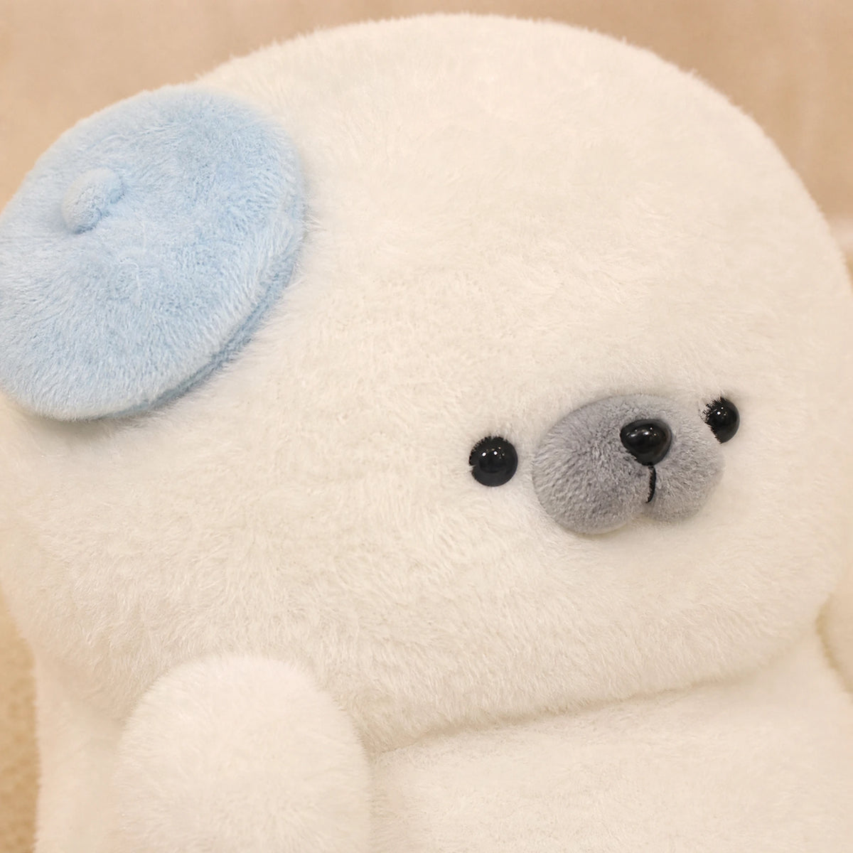 Seal Plush Toy – Round White Body with Sleepy Expression - Détail matière