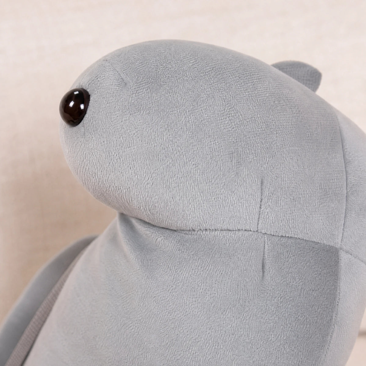 Shark Plush Backpack with Hammerhead Character Design - Détail matière