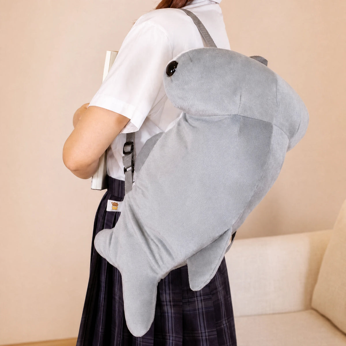 Shark Plush Backpack with Hammerhead Character Design - Utilisation du produit