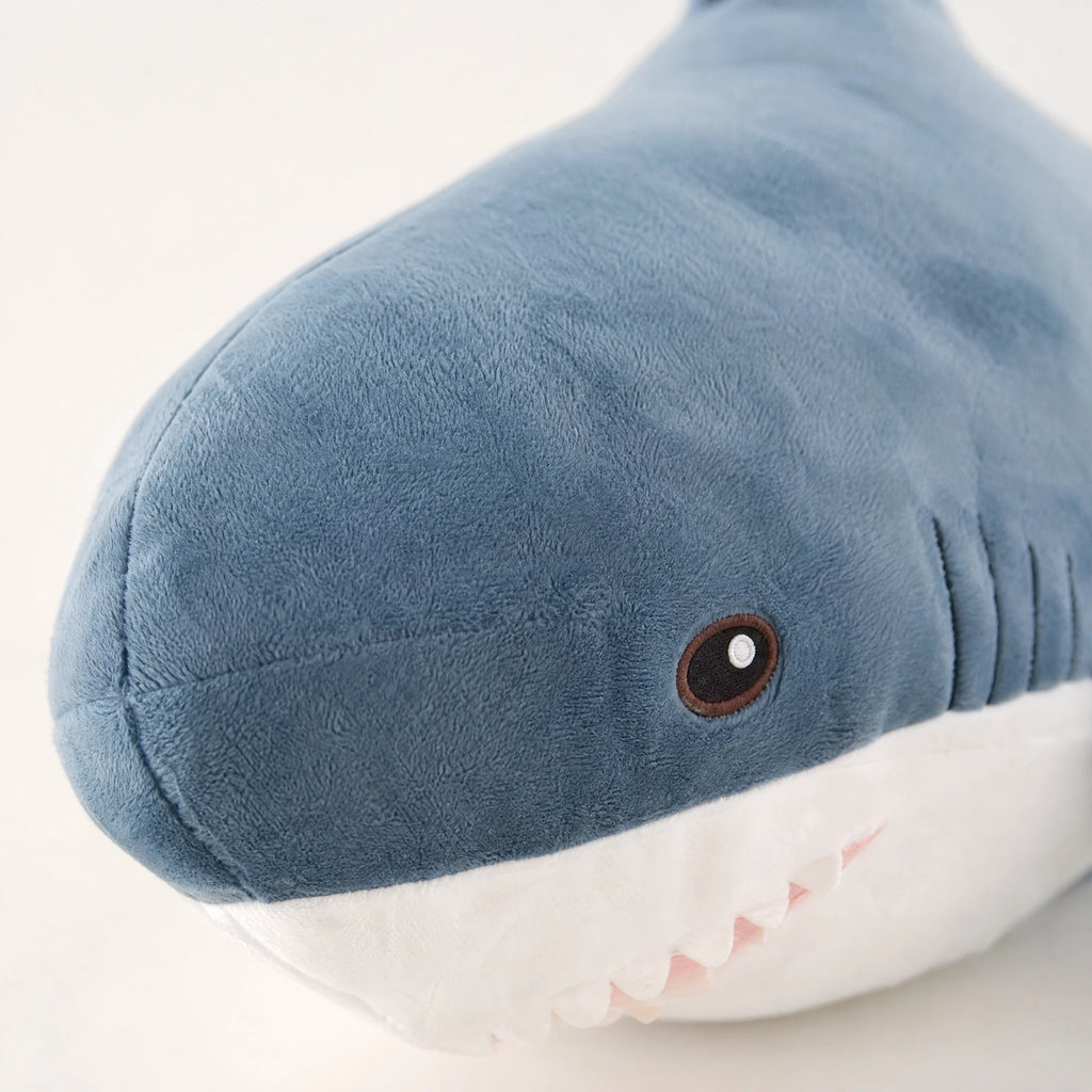 Shark Plush with Blue and White Realistic Design - Détail matière