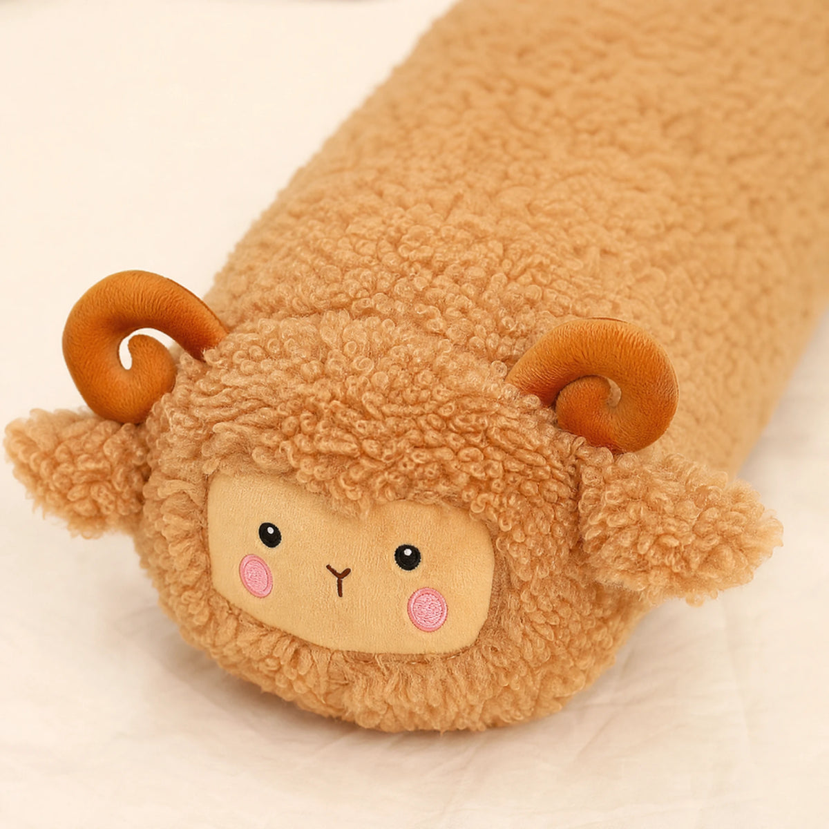 Sheep Body Pillow with Curled Horns and Soft Fleece - Détail matière