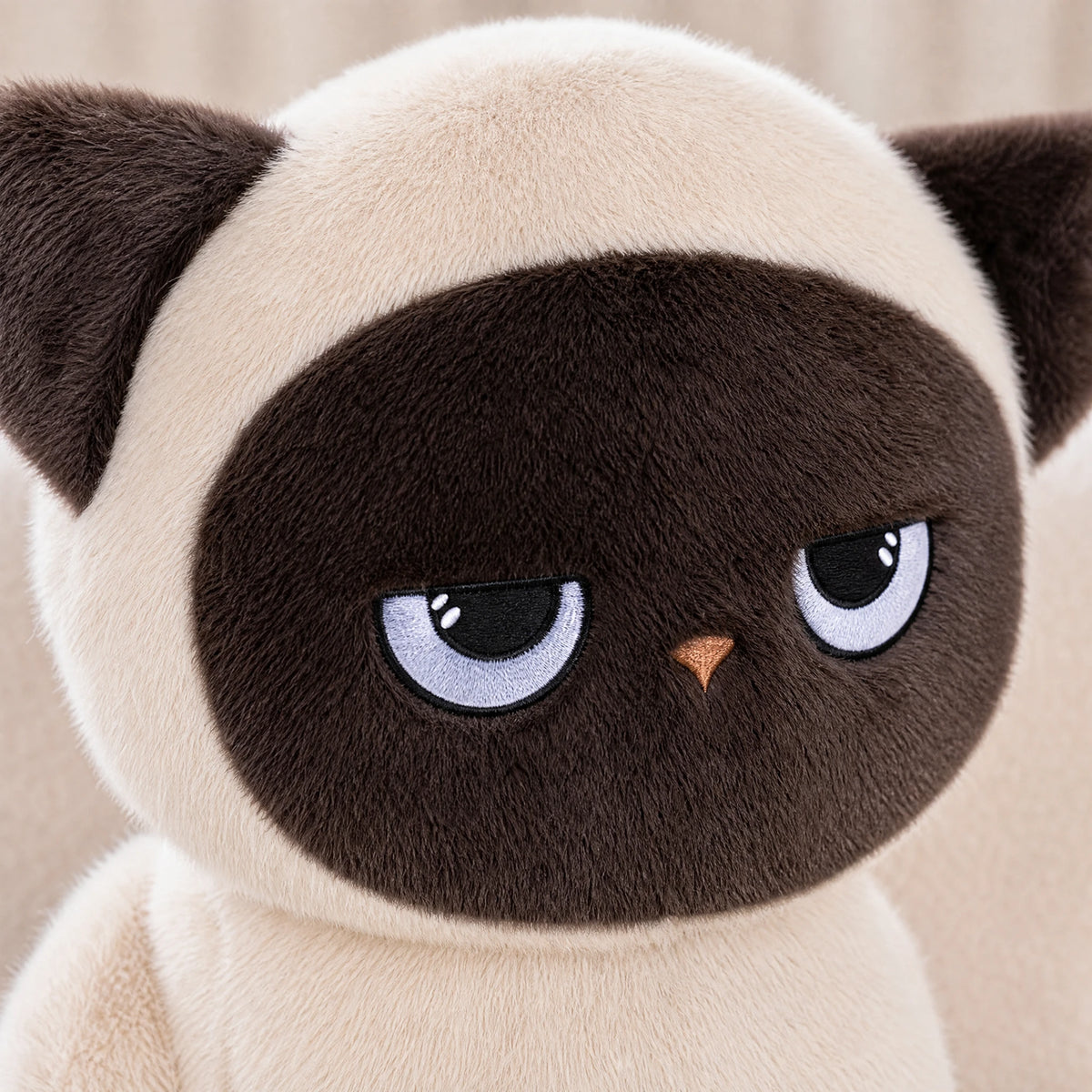 Siamese Cat Plush with Grumpy Expression and Soft Fur - Détail matière