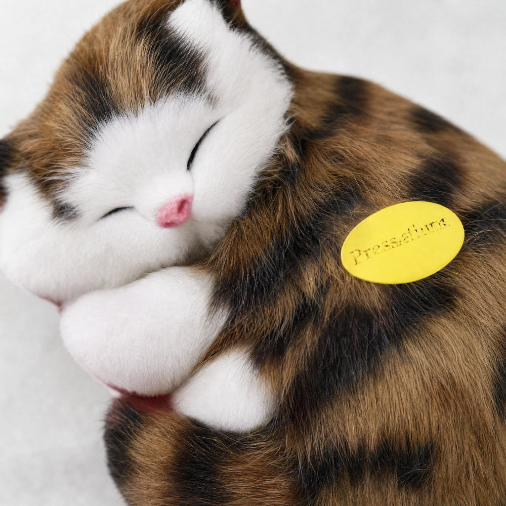 Sleeping Cat Plush with Brown Tabby Pattern - Détail matière