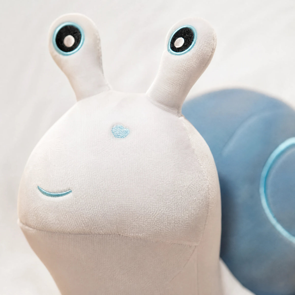Snail Plush Toy with Blue Shell and Heart Detail - Détail matière