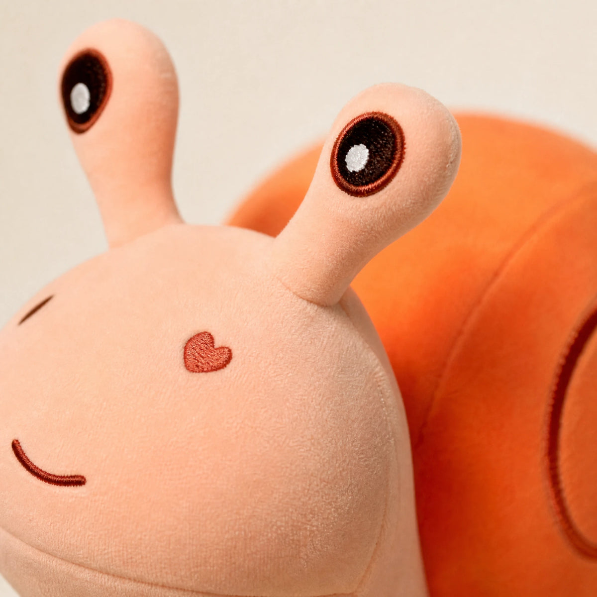 Snail Plush Toy with Heart Detail and Soft Cotton - Détail matière