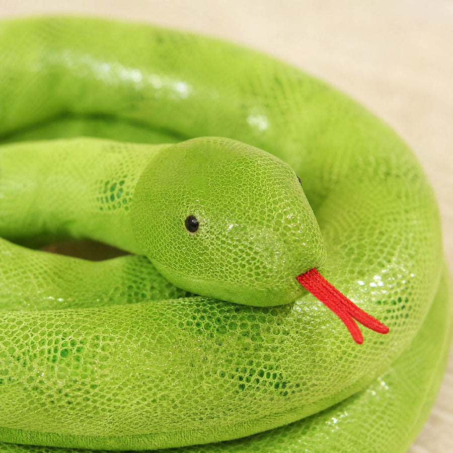 Snake Plush Toy – Oversized Shiny Design - Détail matière