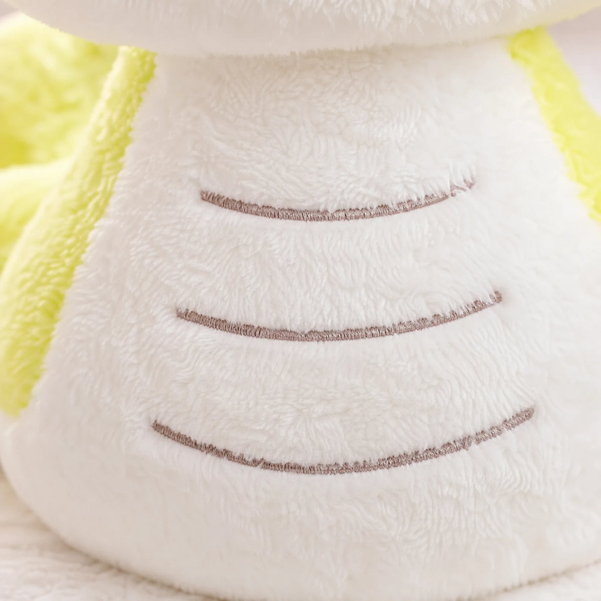 Snake Stuffed Animal with Green Fluffy Design - Détail matière