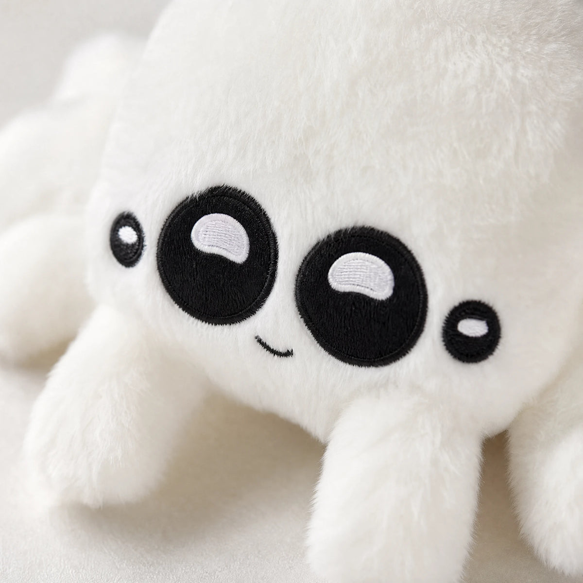 Spider Plush with Oversized Eyes and Fluffy Body - Détail matière